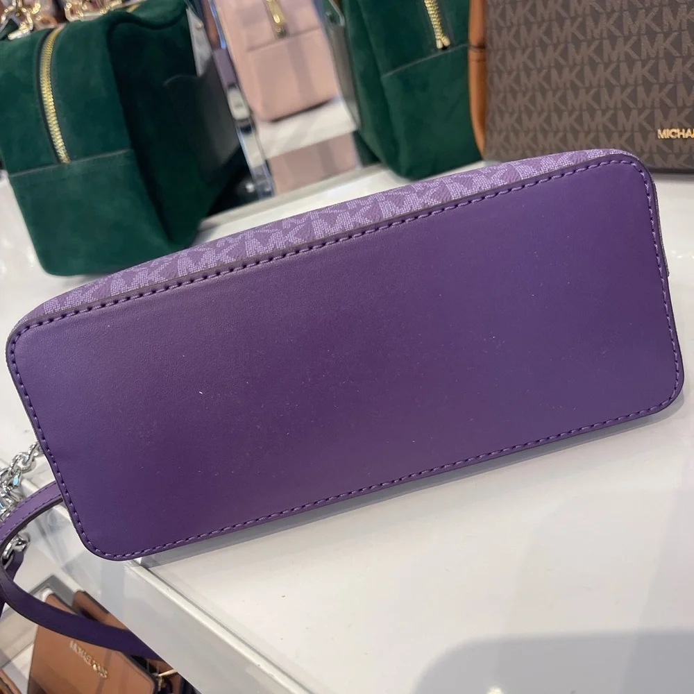 MICHAEL KORS Voyager Lg Color-Block Signature Logo Shoulder Tote Bag
Dark Purple - Picture 15 of 16